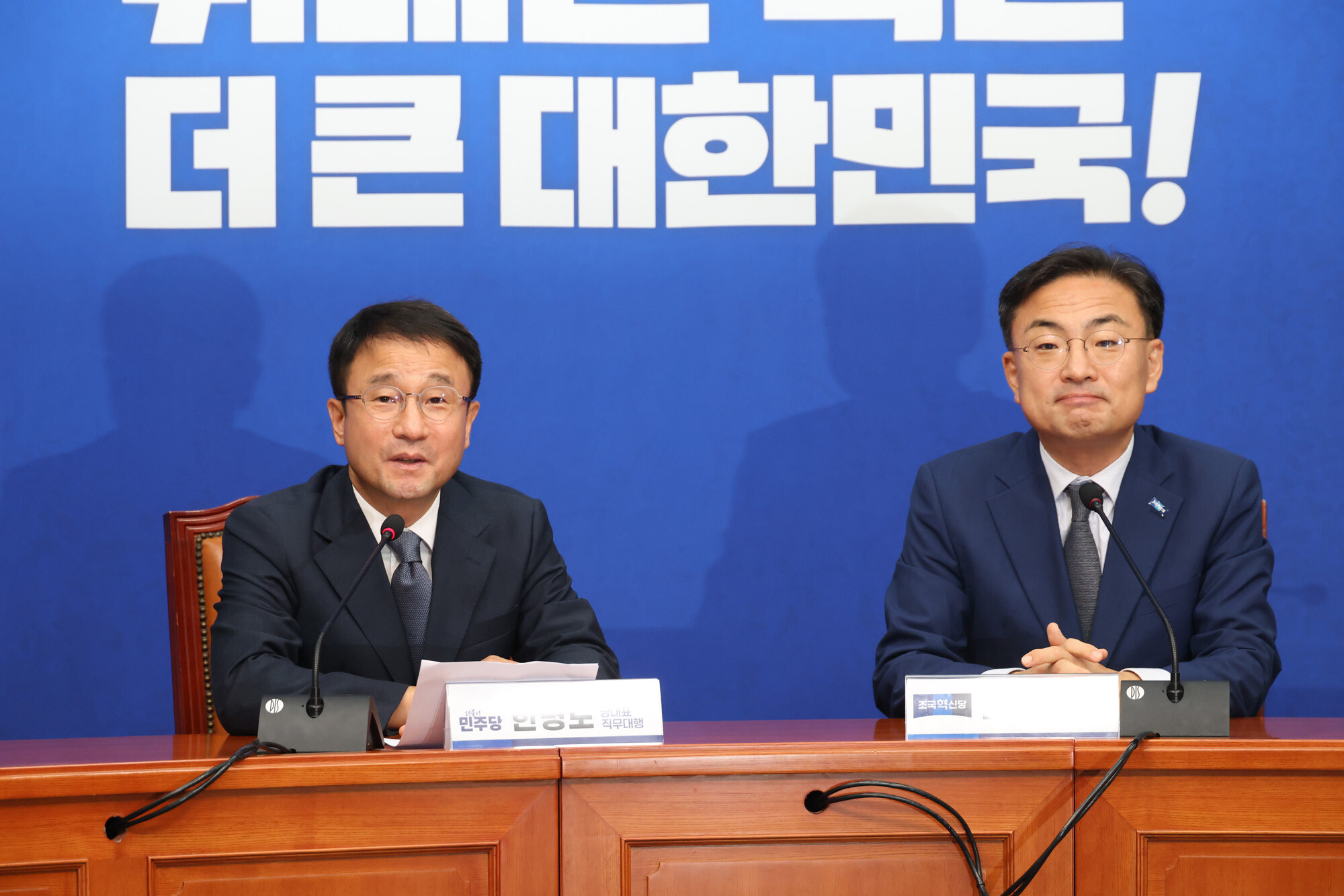 신장식 조국혁신당 신임 당대표가 7월 28일 국회에서 한병도 더불어민주당 당대표 직무대행 겸 원내대표를 예방하고 있다. 사진=박은숙 기자