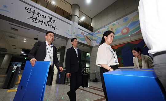 검경 합동수사본부 관계자들이 7월 23일 과천 중앙선거관리위원회에 대한 압수수색을 마치고 나오고 있다. 사진=연합뉴스
