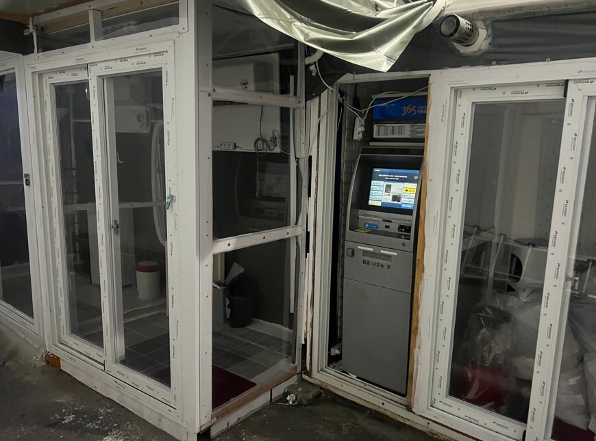 골목 어귀에 위치한 유리방 내부에 의자와 탁자, 각종 집기와 잡동사니가 뒤엉켜 쌓여 있다. 사진=한승구 기자