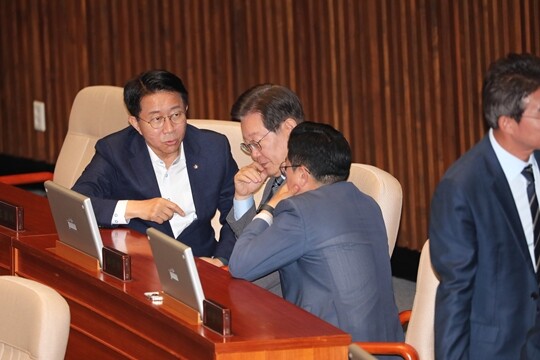 2024년 6월 27일 당시 더불어민주당 이재명, 조정식 의원이 국회 본회의에서 대화를 나누고 있다. 사진=박은숙 기자