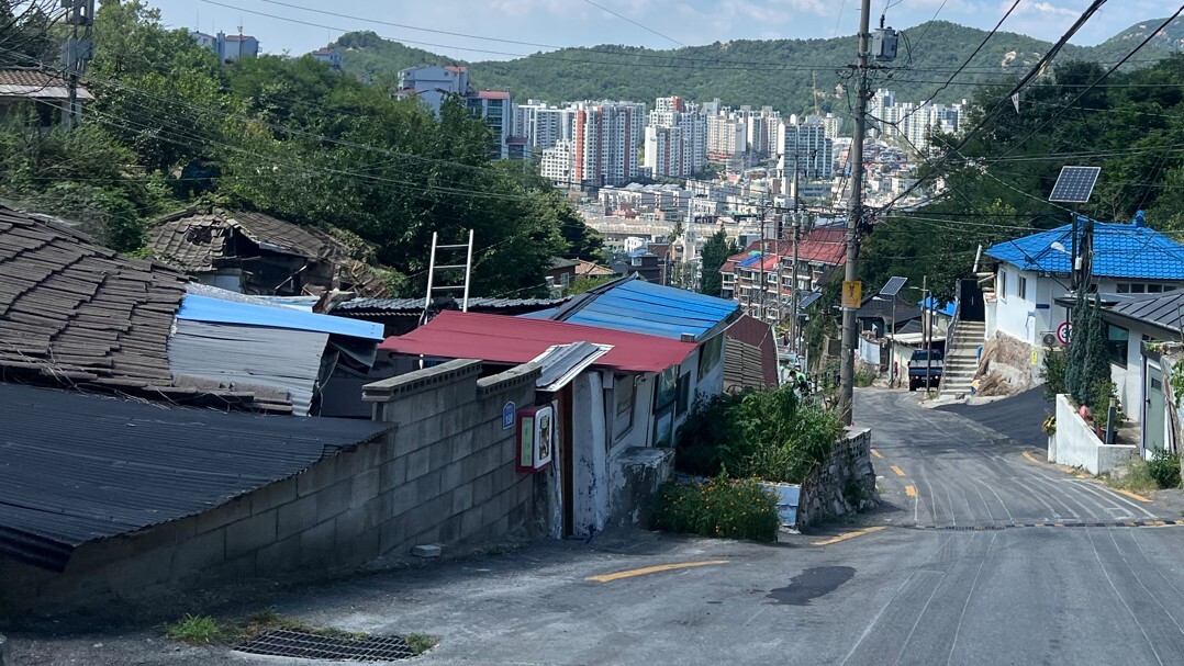 기록적인 폭염이 이어진 지난 6일 서울 서대문구 홍제동 개미마을. 가파른 언덕과 노후 주택이 밀집한 이곳에서는 폭염에 취약한 주민들의 여름나기가 더욱 힘겨워지고 있다. 사진=한승구 기자