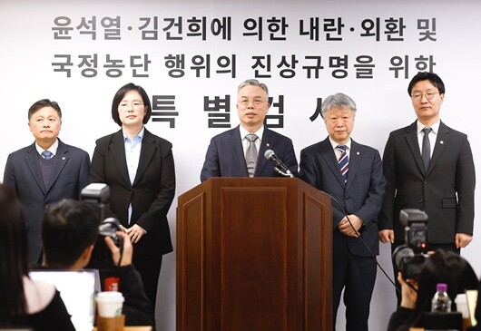 권창영 특별검사(가운데)팀이 오는 8월 23일 수사를 종료한다. 최종 기소 대상자가 50명 안팎에 이를 것이란 분석이 나온다. 사진=임준선 기자