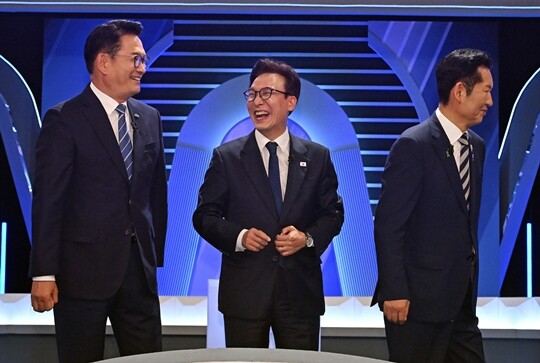 송영길 김민석 정청래 더불어민주당 당대표 후보(왼쪽부터)가 8월 5일 서울 여의도 KBS에서 열린 당대표 후보자 토론회에서 기념촬영을 마친 뒤 자리하고 있다. 사진=국회사진기자단