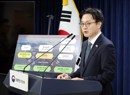 김정관 산업통상부 장관이 예정에 없던 방미길에 올랐다. 2025년 11월 김 장관이 정부서울청사 합동브리핑룸에서 한·미 관세협상 팩트시트 관련 브리핑을 하고 있다. 사진=임준선 기자