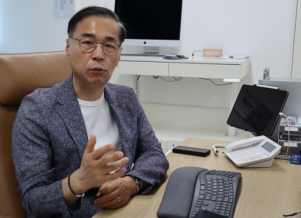 장암 성균관대 교수가 '일요신문i'와 인터뷰에서 반도체, AI 산업에서 물의 중요성에 대해 설명하고 있다. 사진=정원평 기자
