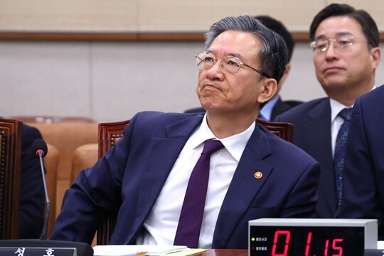 정성호 법무부 장관이 4월 28일 국회에서 열린 윤석열 정권 정치검찰 조작기소 의혹 사건 종합 청문회에서 의원들의 발언을 듣고 있다. 사진=박은숙 기자