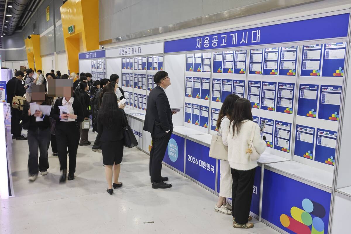지난 4월 28일 오전 서울 서초구 aT센터에서 열린 2026 대한민국 상생 채용박람회에서 구직자들이 채용공고 게시대를 살피고 있다. 사진=박정훈 기자