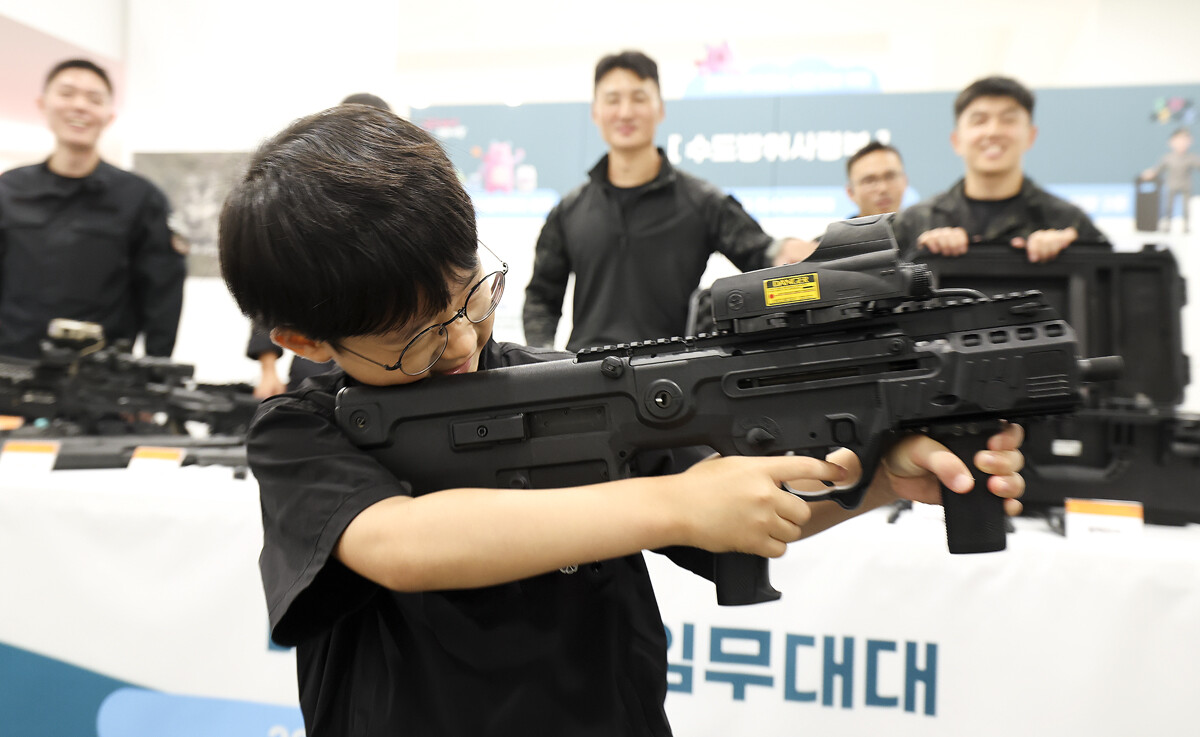 "특수부대 지원 해볼까?" 대테러특수임무대대 대원들이 흐뭇하게 아이를 바라보고 있다. 사진=박정훈 기자