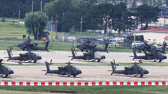 한미 군 당국이 트럼프 대통령의 한미연합훈련 축소 지시에 따라 '을지 자유의 방패'(UFS)를 조기 종료하기로 한 8월 19일 평택의 캠프 험프리스에 아파치 헬기가 대기하고 있다. 사진=연합뉴스