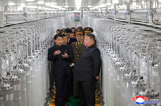 김정은 위원장이 6월 3일 새로 가동한 핵물질 생산공장을 둘러보고 있다. 사진=조선중앙통신/연합뉴스