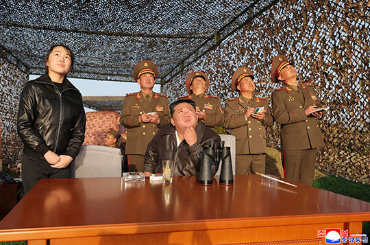 북한 미사일총국은 4월 19일 김정은 국무위원장과 딸 주애가 참관한 가운데 개량된 지상 대 지상 전술탄도미사일 '화성포-11라'형 전투부(탄두) 위력 평가를 위한 시험발사를 진행했다. 사진=조선중앙통신/연합뉴스