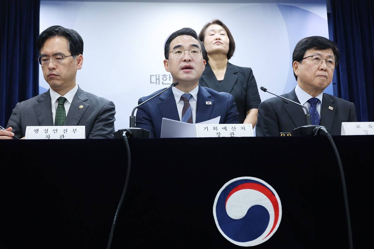 박홍근 기획예산처 장관(가운데)과 최교진 교육부 장관(오른쪽), 김민재 행정안전부 차관이 8월 21일 서울 종로구 정부서울청사에서 지방교육재정교부금 개편 관계부처 합동브리핑을 하고 있다. 사진=연합뉴스