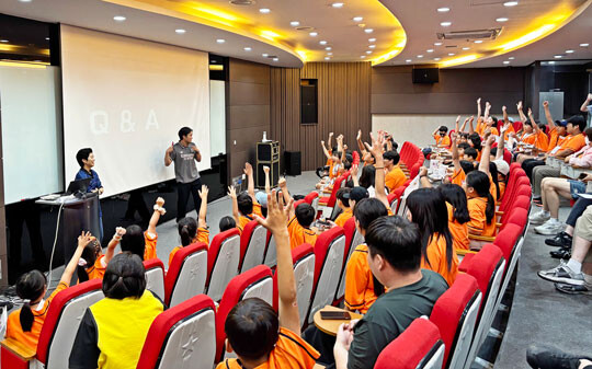 스포츠드림데이에 참가한 아동, 청소년들이 전가을 선수와의 멘토링 토크쇼 Q&A 시간에 손을 들고 질문을 하고 있다.