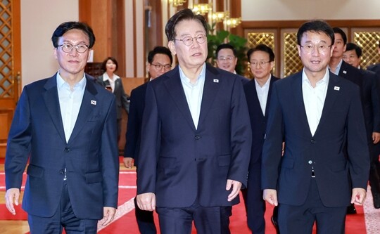 이재명 대통령과 더불어민주당 신임 지도부가 8월 25일 청와대에서 열린 만찬 간담회 행사장으로 향하고 있다. 왼쪽부터 김민석 민주당 대표, 이재명 대통령, 한병도 원내대표. 사진=연합뉴스