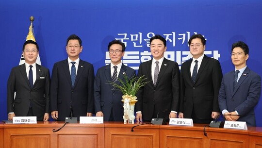 김민석 더불어민주당 신임 당대표가 8월 18일 국회에서 강훈식 대통령 비서실장으로부터 이재명 대통령의 당선 축하난을 전달받고 있다. 사진=박은숙 기자