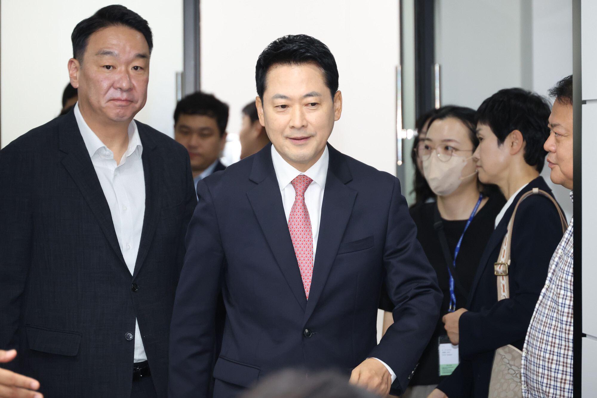 장동혁 국민의힘 대표가 26일 서울 영등포구 중앙당사에서 당대표 취임 1주년 기자회견을 하기 위해 입장하고 있다. 사진=박은숙 기자