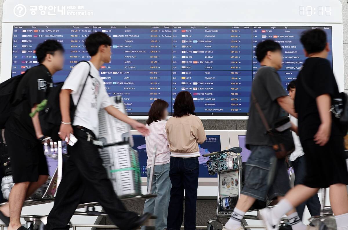 여름휴가 성수기를 맞아 인천국제공항 제1여객터미널 출국장이 해외로 출국하는 여행객들로 붐비는 모습으로 기사 특정 내용과 관련 없음. 사진=연합뉴스