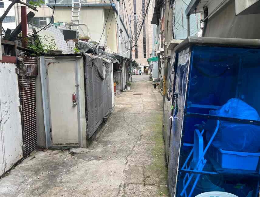 집결지 내 일부 국유지를 확인한 결과 기존 시설을 일부 철거한 흔적과 함께 가건물 형태의 구조물이 남아 있었다. 건축물대장이나 등기부에서는 확인되지 않은 구조물이다. 사진=한승구 기자