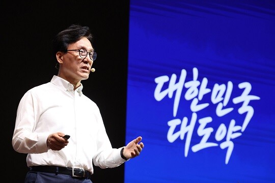김민석 민주당 대표가 8월 27일 국회의원 워크숍에서 비전 발표를 하고 있다. 사진=연합뉴스