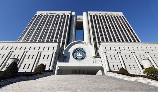 2022년 12월 한석범 회장 모친 김 아무개 씨는 한 전 회장의 상속 과정에서 유류분을 받지 못했다며 아들인 한 회장과 한기성 한흥물산 대표를 상대로 유류분 반환 청구 소송을 냈다. 서울 서초구 서울중앙지방법원 전경. 사진=연합뉴스