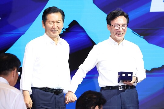 더불어민주당 김민석 대표가 8월 27일 국회의원 워크숍에서 정청래 전 대표에게 감사패를 전달하고 있다. 사진=박은숙 기자