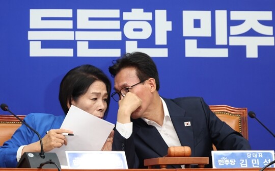 더불어민주당 김민석 대표와 최민희 최고위원이 8월 24일 국회에서 열린 최고위원회의에서 대화를 나누고 있다. 사진=박은숙 기자