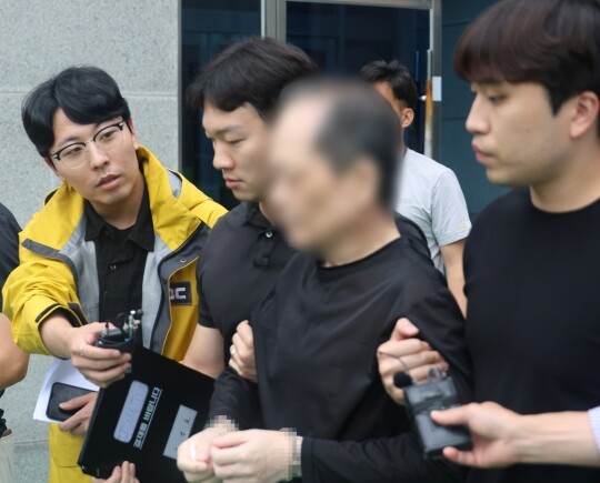 2022년 충북 청주의 자택에서 동생을 폭행해 숨지게 한 혐의를 받는 60대 남성 A 씨가 2024년 7월 청주지법에서 구속 전 피의자 심문을 받은 뒤 법정을 나서고 있다. 경찰에서 증거불충분으로 종결됐던 해당 사건은 검찰의 재수사 요구로 결과가 뒤집혔다. 사진=연합뉴스