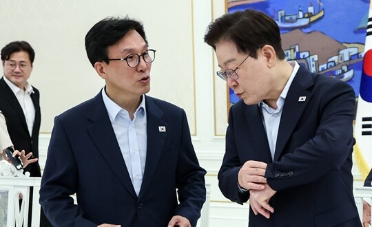 이재명 대통령이 8월 25일 청와대에서 열린 더불어민주당 신임 지도부 만찬 간담회에서 김민석 대표와 대화하고 있다. 사진=연합뉴스