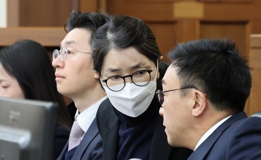 도이치모터스 주가조작과 명태균 공천개입, 통일교 청탁·뇌물수수 혐의 등으로 구속기소 된 김건희 씨가 2025년 12월 3일 서울중앙지법에서 열린 결심 공판에 출석했다. 사진=사진공동취재단