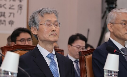 조희대 대법원장이 10월 13일 국회에서 열린 법제사법위원회의 대법원 국정감사에 참석해 눈을 감고 있다. 사진=이종현 기자
