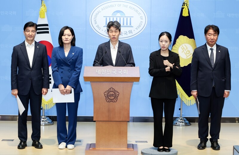더불어민주당 윤건영 의원을 비롯한 국회 국정조사특별위원회 위원들이 8월 27일 국회 소통관에서 서울 송파구 올림픽공원 개표소 보관 투표지 재검표 무산 관련 기자회견을 열고 있다. 사진=연합뉴스