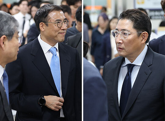 조현문 전 효성 부사장(왼쪽)과 형 조현준 효성그룹 회장이 8월 28일 서울중앙지법에 들어서고 있다. 효성그룹 형제 갈등은 10여 년째 이어지고 있다. 현재 서울중앙지법에서 조 전 부사장의 강요미수 등 혐의 재판이 진행 중이다. 사진=연합뉴스