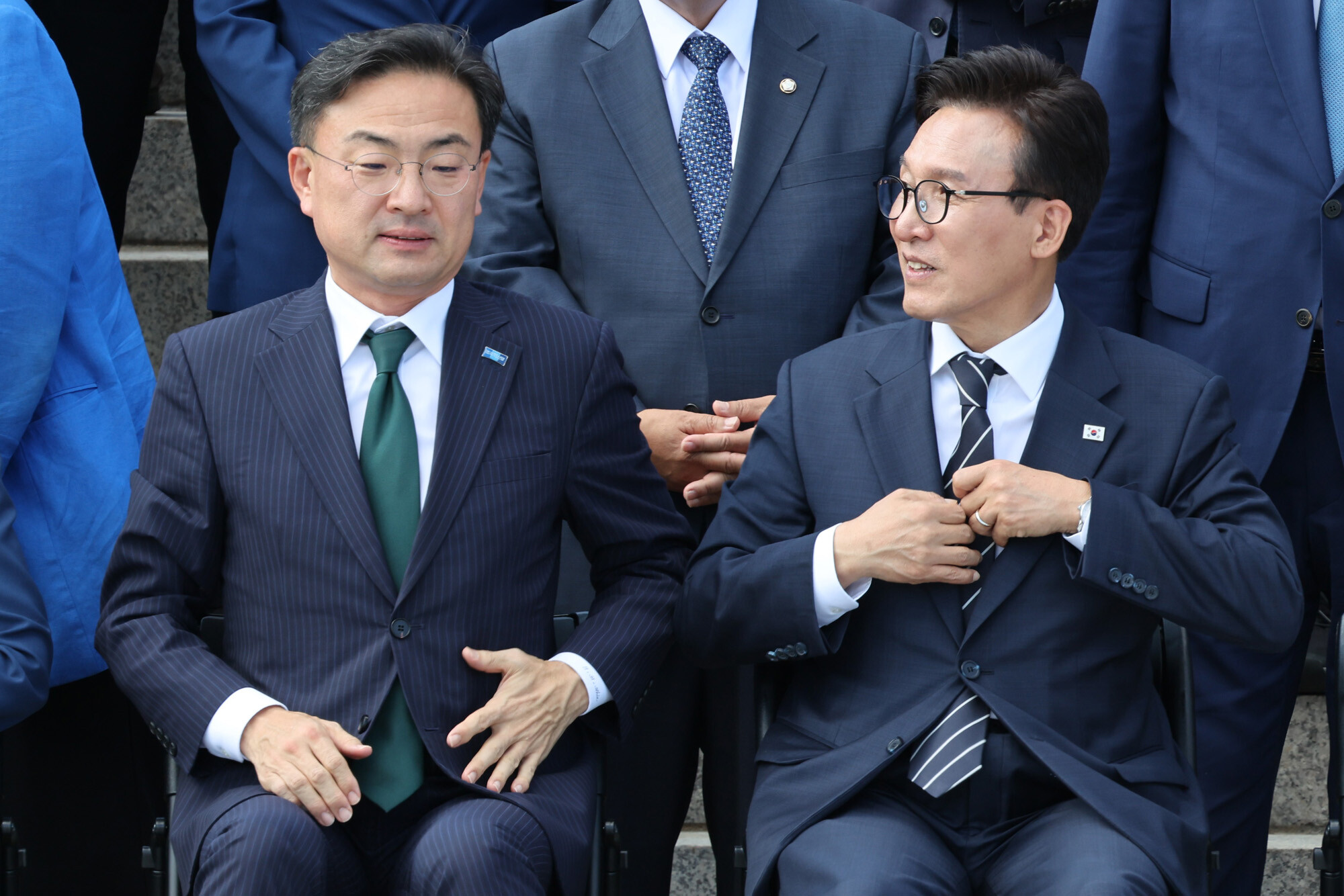 김민석 더불어민주당 대표(오른쪽)와 신장식 조국혁신당 대표가 9월 3일 국회 본청 계단에서 후반기 단체 기념사진 촬영을 위해 자리해 있다. 사진=박은숙 기자
