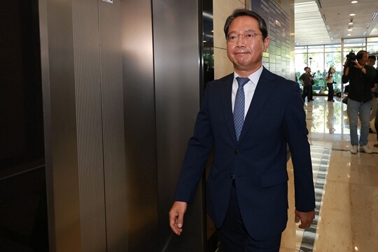 김승원 법무부 장관 후보자가 9월 7일 서울 종로구 적선현대빌딩에 마련된 인사청문회 준비 사무실로 출근하고 있다. 사진=최준필 기자