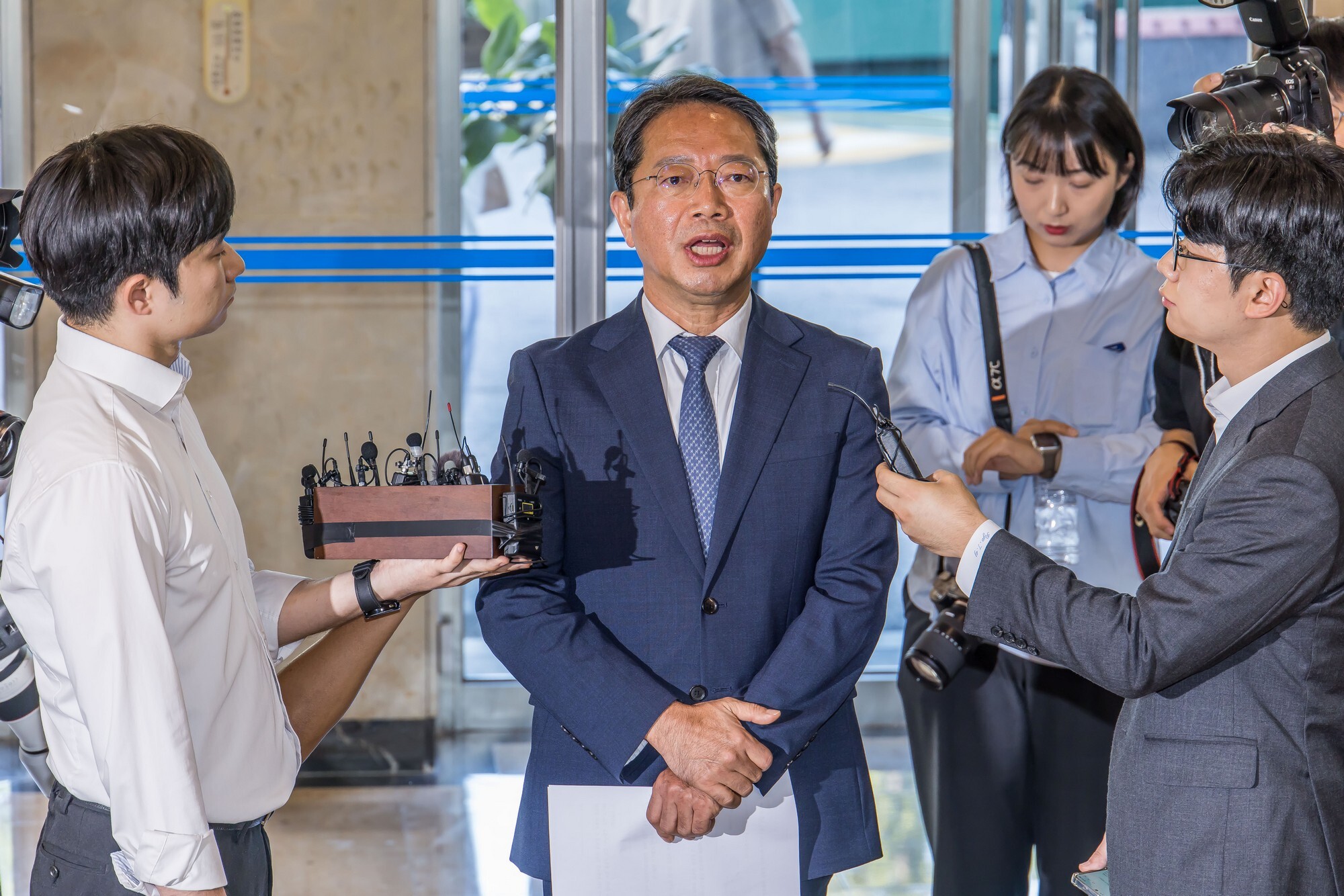 김승원 법무부 장관 후보자가 지난 3일 서울 종로구 적선현대빌딩에 마련된 인사청문회 준비 사무실로 출근하면서 장관이 되면 이 대통령 관련 사건의 공소 취소를 직접 지휘할 생각이 없다고 밝혔다. 사진=최준필 기자