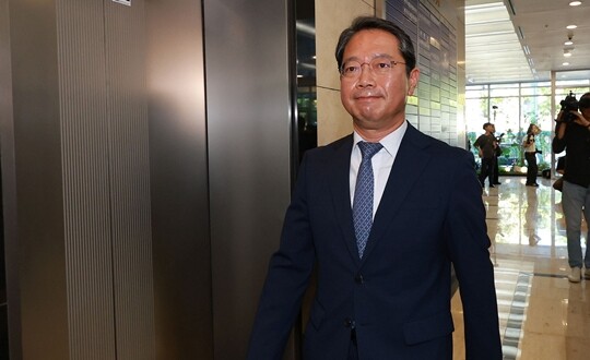 김승원 법무부 장관 후보자가 9월 7일 서울 종로구에 마련된 인사청문회 준비 사무실로 출근하고 있다. 사진=최준필 기자