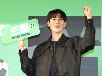 ‘기지개’ 켜는 김수현에 해외 K-팝 팬덤 ‘발끈’…국내 복귀 앞두고 뜻밖의 변수