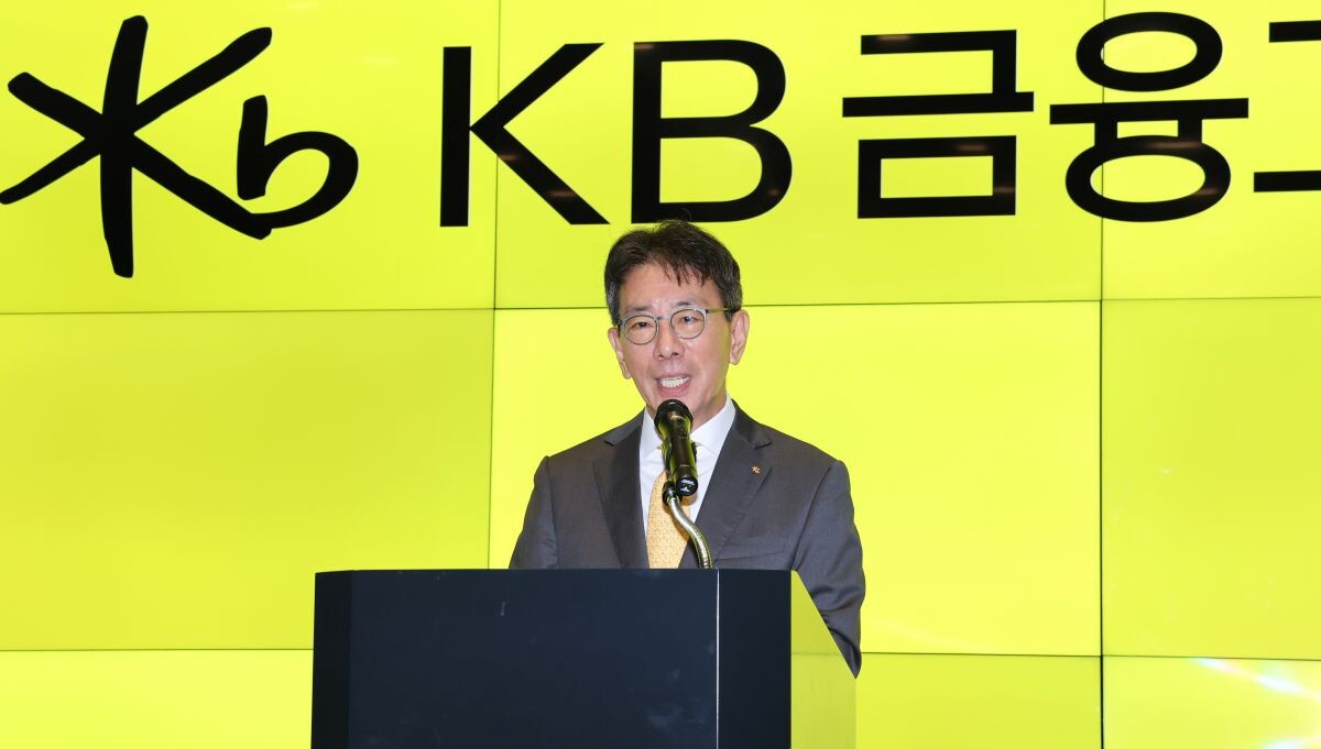KB금융지주 차기 회장으로 내정된 이재근 글로벌·WM·SME부문장이 14일 서울 여의도 KB금융 신관 로비에서 소감을 밝히고 있다. 사진=연합뉴스