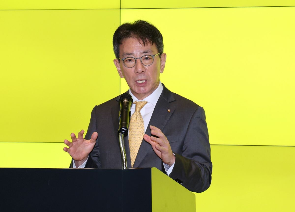 KB금융지주 차기 회장으로 내정된 이재근 글로벌·WM·SME부문장이 지난 14일 서울 여의도 KB금융 신관 로비에서 소감을 밝히고 있다. 사진=연합뉴스