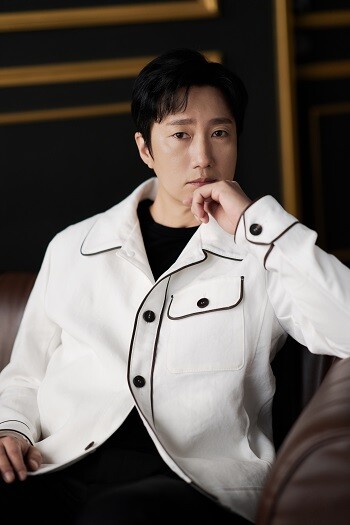 배우 박해일의 4년 만에 스크린 복귀작 '암살자(들)'은 1974년 8월 15일 발생한 영부인 암살사건을 소재로 한다. 사진=(주)하이브미디어코프 제공