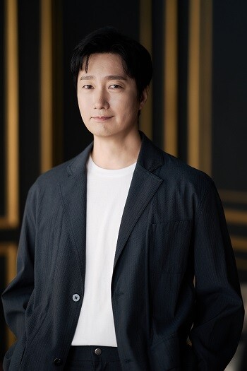 데뷔 26년 만에 처음으로 기자 역할을 맡은 박해일은 재환을 연기하며 기자라는 가장 보편적인 부분에 집중했다고 설명했다. 사진=(주)하이브미디어코프 제공