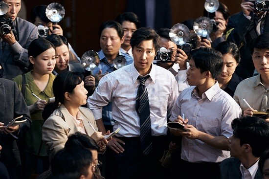 영화의 하이라이트를 장식하는 '자유언론실천선언' 신에 대해 박해일은 "이제까지 보지 못했던 단결된 힘이 느껴진 장면"이라고 말했다. 사진=영화 '암살자(들)' 스틸컷