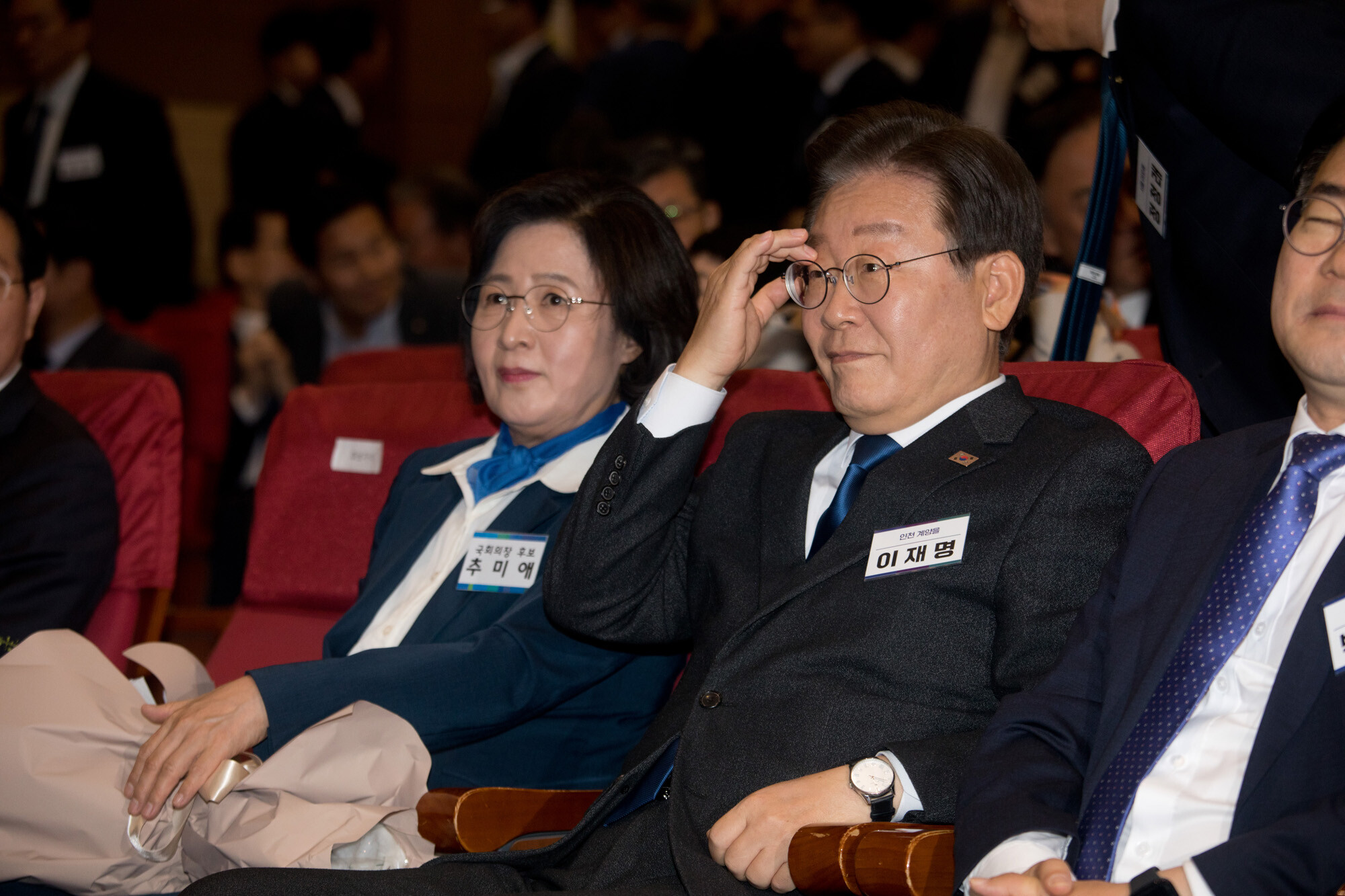 2024년 5월 16일 제22대 국회 상반기 국회의장단 선출 민주당 당선자 총회에서 나란히 앉아 있는 추미애 경기도지사와 이재명 대통령. 사진=이종현 기자