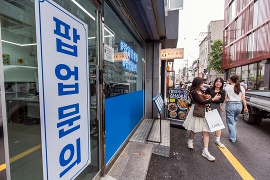 성수동은 MZ 세대가 주로 찾는 ‘핫플레이스’로 자리 잡았다. 성수동 연무장길에 위치한 공실 상가에 팝업스토어 임대 문의 안내문이 붙어 있다. 사진=최준필 기자