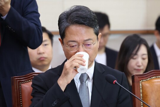김승원 법무부 장관 후보자가 9월 15일 국회에서 열린 인사청문회에서 물을 마시고 있다. 사진=박은숙 기자