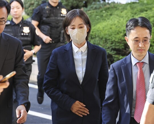 ‘코로나19 신약 임상시험 승인 청탁 의혹’ 뇌물공여약속 등 혐의를 받고 있는 양 아무개 씨가 15일 서울 서부지방법원에서 열린 공판에 출석하고 있다. 사진=박정훈 기자