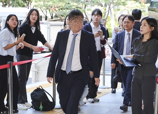 ‘코로나19 신약 임상시험 승인 청탁 의혹’ 뇌물공여약속 등 혐의를 받고 있는 제넨셀 창업자 강 아무개 씨가 15일 오후 서울 서부지방법원에서 열린 공판에 출석하고 있다. 사진=박정훈 기자
