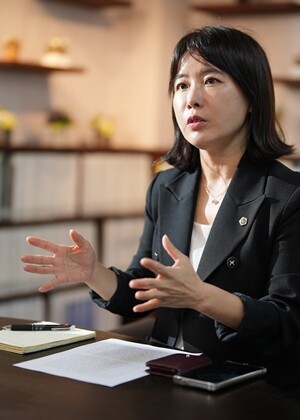 9월 16일 서울시의회 의원회관 도서관에서 인터뷰를 하고 있는 윤유진 서울시의원. 사진=윤유진 서울시의원실 제공