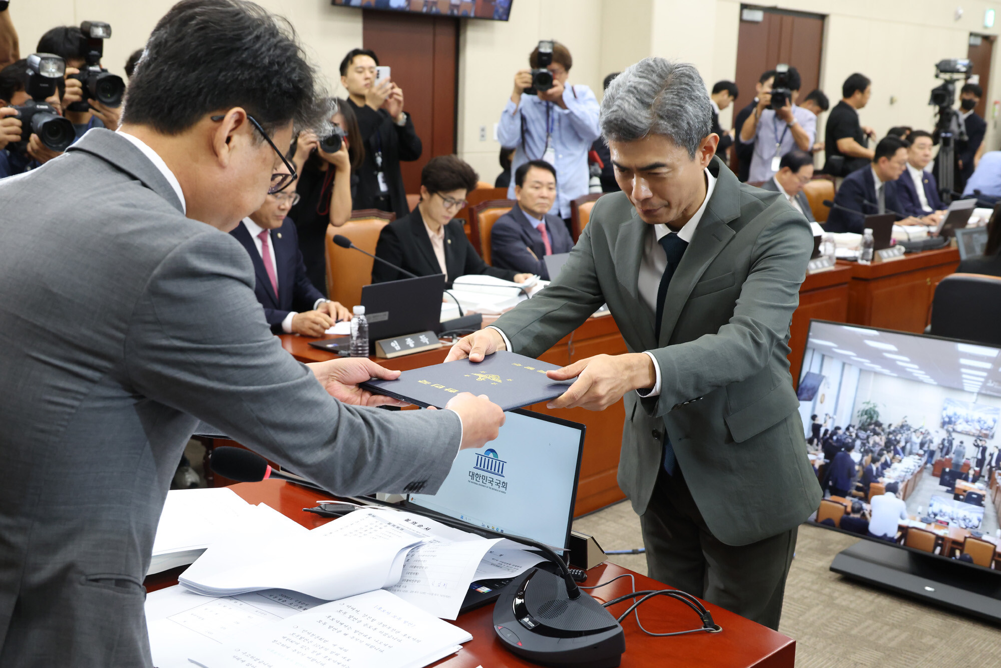 강신철 국방부 장관 후보자가 지난 16일 국회 국방위원회에서 열린 인사청문회에서 진성준 위원장에게 선서문을 전달하고 있다. 사진=박은숙 기자