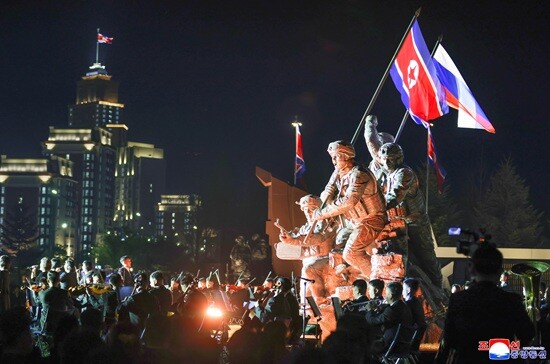 4월 26일 저녁 북한 평양 해외군사작전 전투위훈기념관 야외에서 참전열사 추모음악회가 열렸다. 사진=연합뉴스